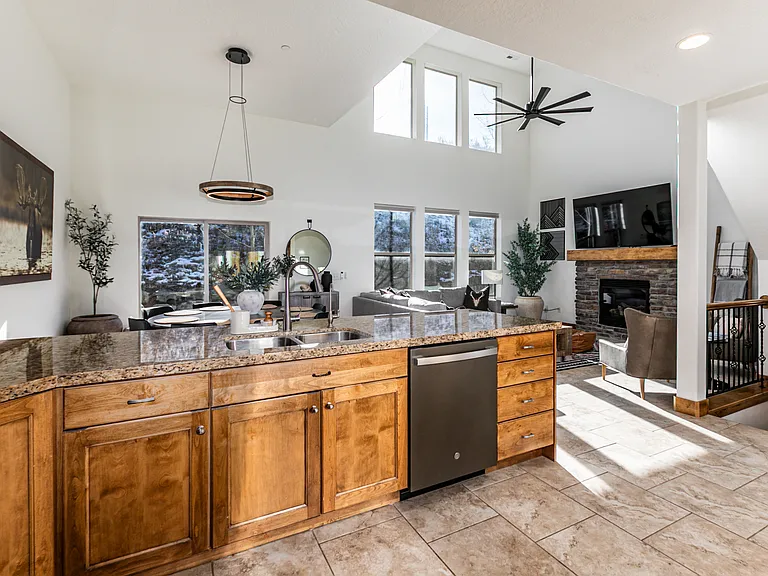 901 W Abigail Dr — Photo 13