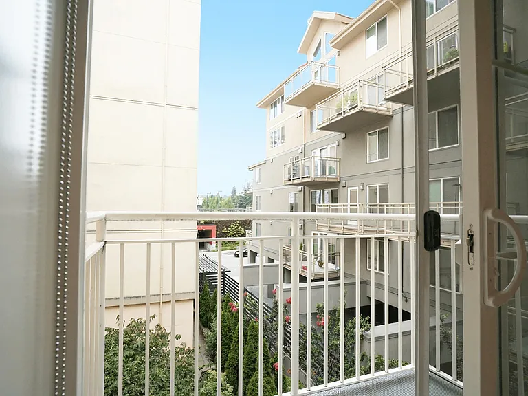 11004 NE 11th St #301 — Photo 4