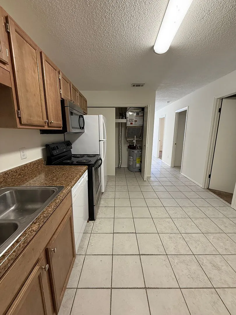 New Listing! — Photo 4