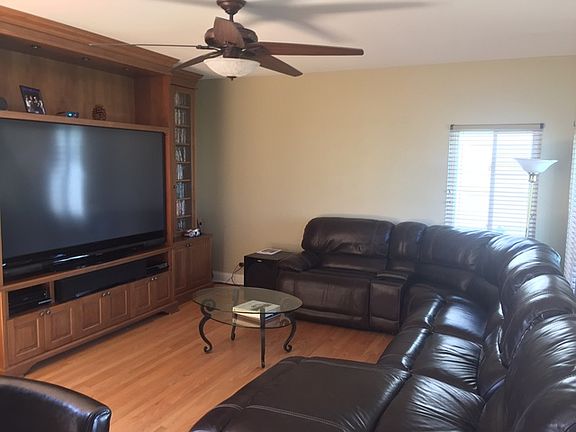 3rd image of 221 Moorehead Dr