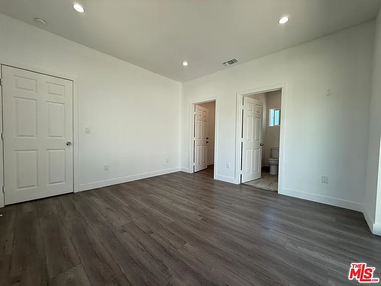 6744 Radford Ave — Photo 8