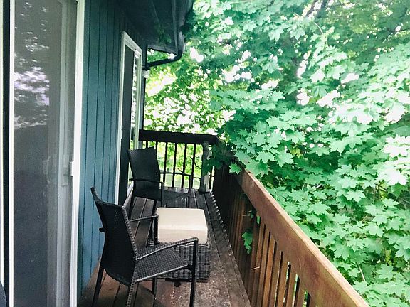 5th image of 248 Oak St
