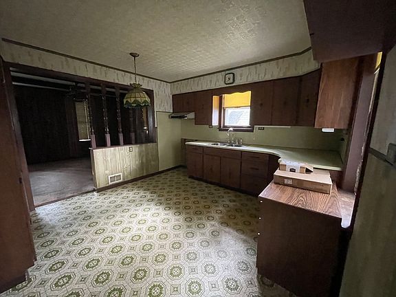 5th image of 301 S Elm St