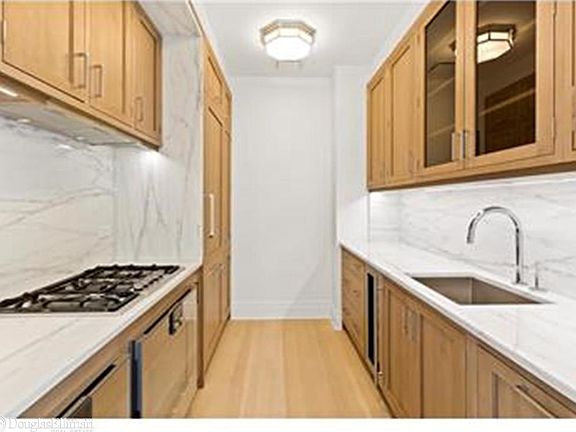 3rd image of 30 Park Pl #41E