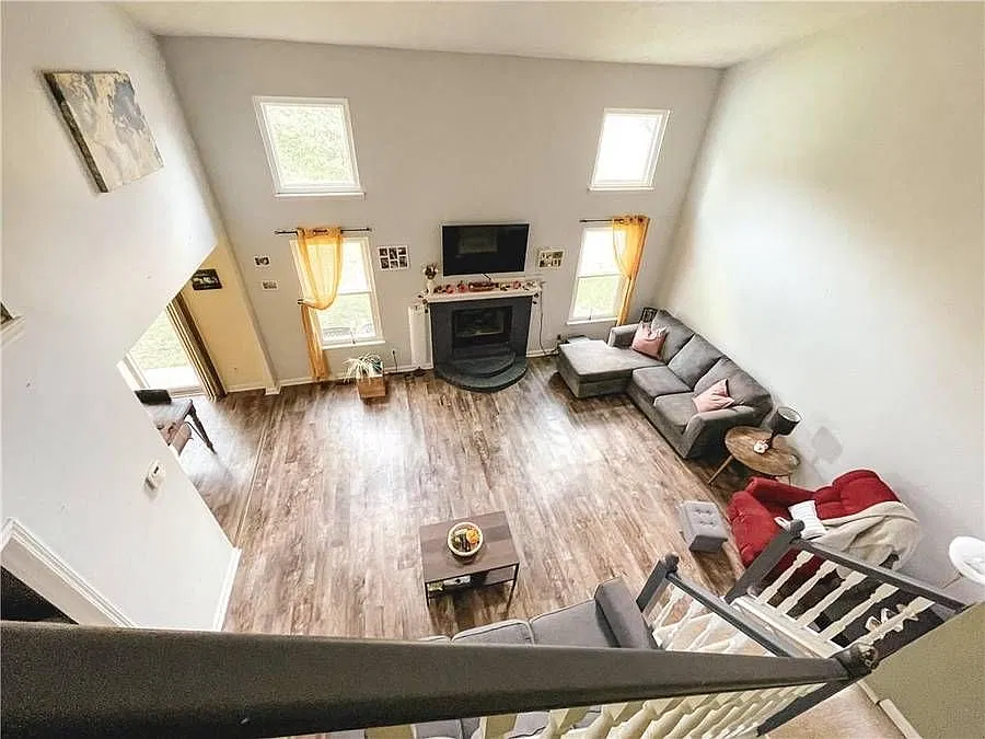 3 bed, 3.0 bath, 2032 sqft, $1,995 — Photo 2