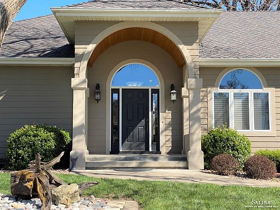 3rd image of 2031 Eastbank Dr