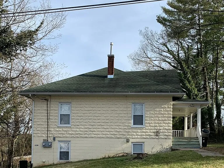 215 N Lewis St — Photo 1