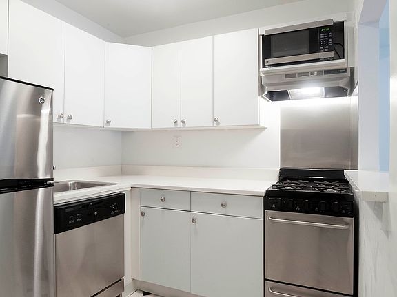 3rd image of 10 E 13th St APT 3E