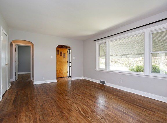 3rd image of 626 E Kimball Ave