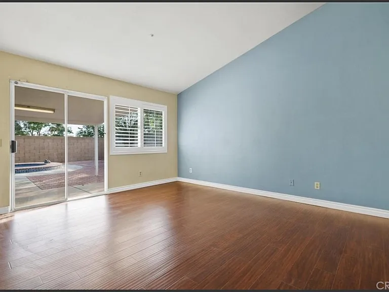 1645 W Victoria St — Photo 15