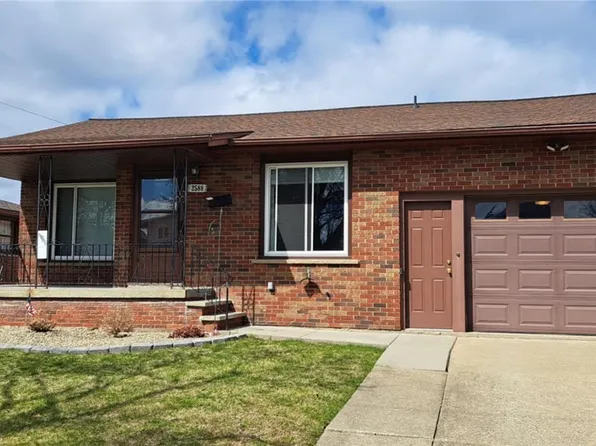 2588 Parkview Dr, Niagara Falls, NY 14305