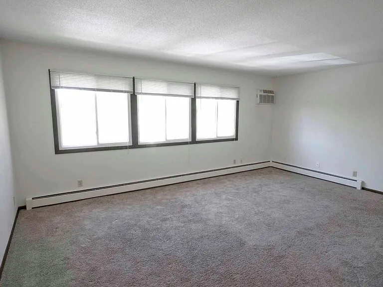 Twin Lakes Apartments — Photo 9