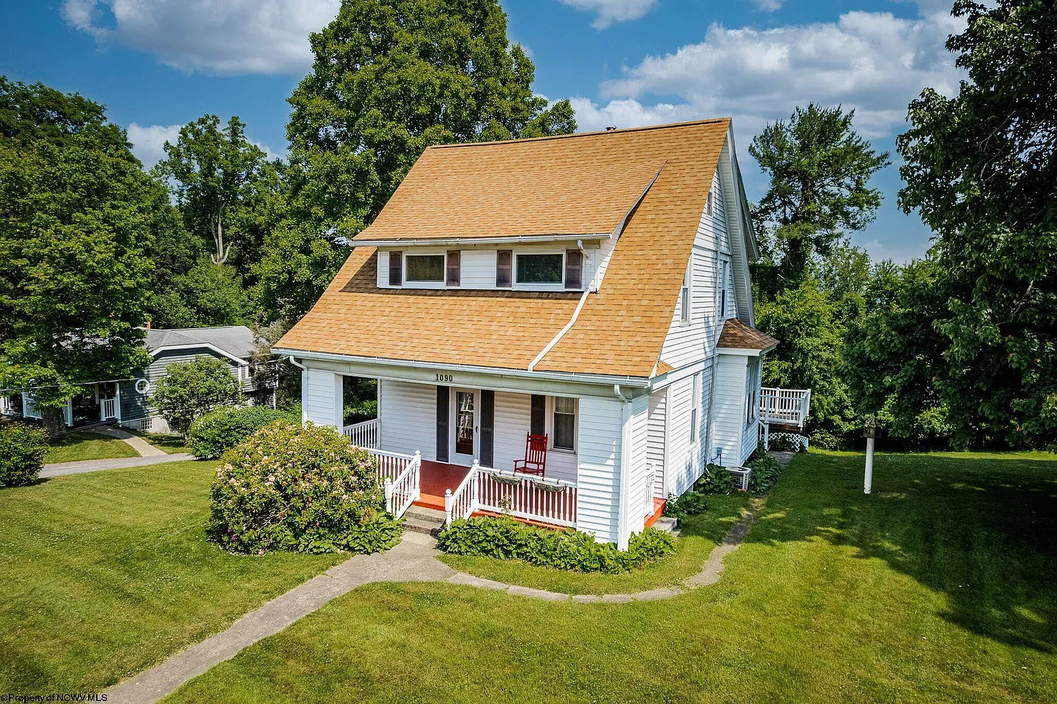 1090 Charles Ave photo 1