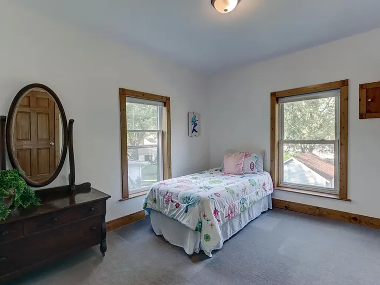 511 W Wisconsin St — Photo 33