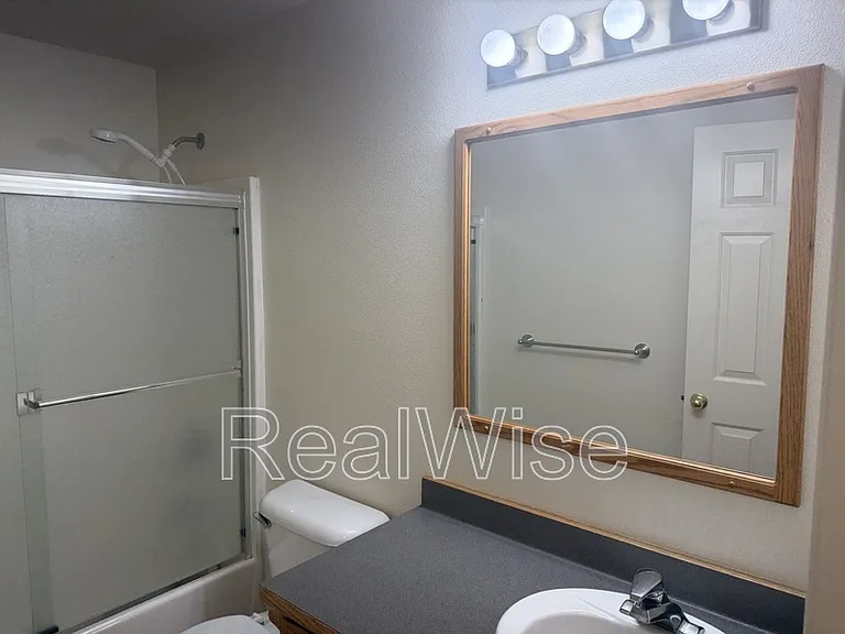 210 3rd St #B — Photo 23