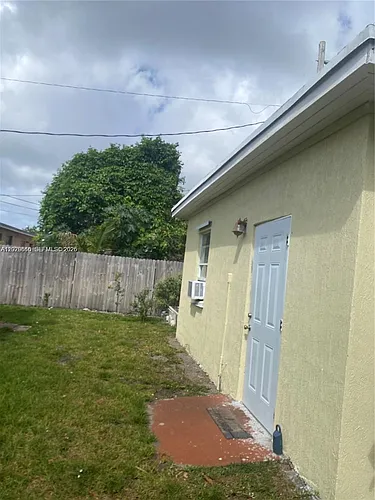 115 NE 192nd St Photo 1