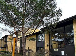 6181 Knoll Wood Rd APT 101, Willowbrook, IL 60527