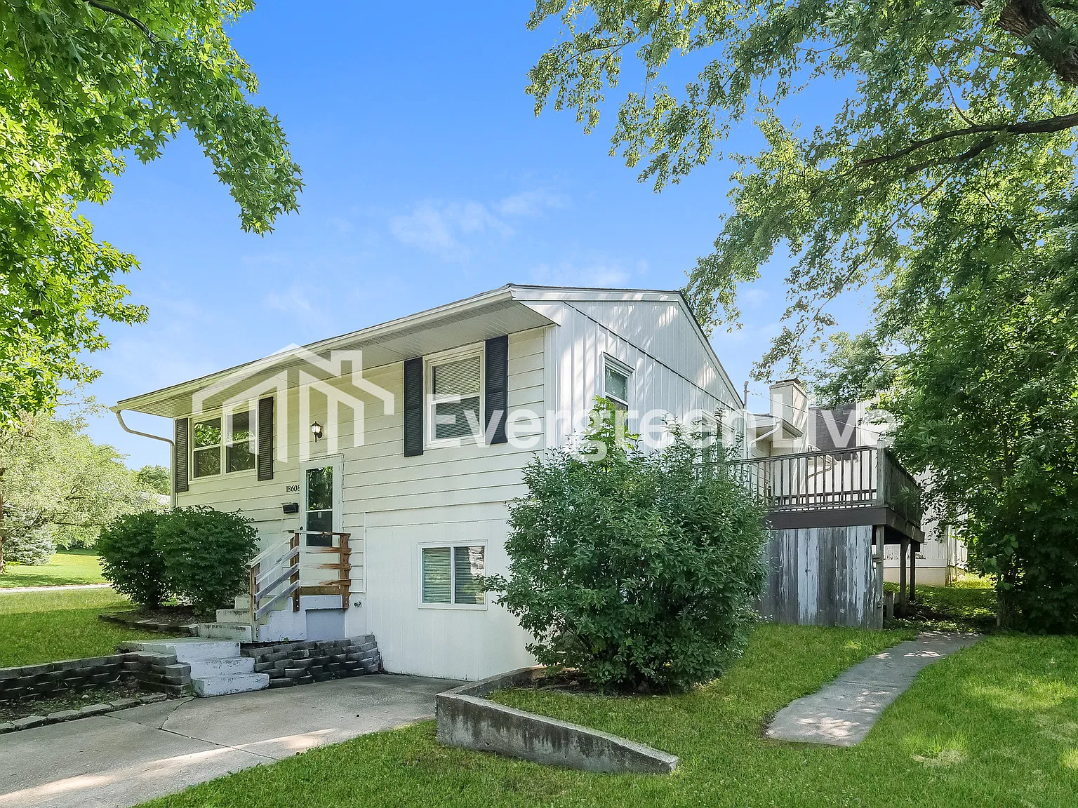 4 bed, 2.0 bath, 1700 sqft, $1,645 — Photo 2
