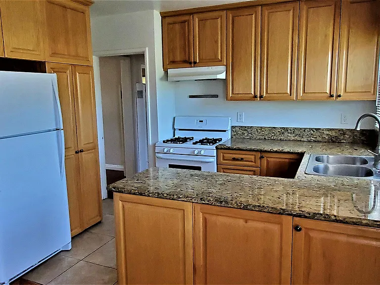 123 S Verdugo Rd — Photo 4