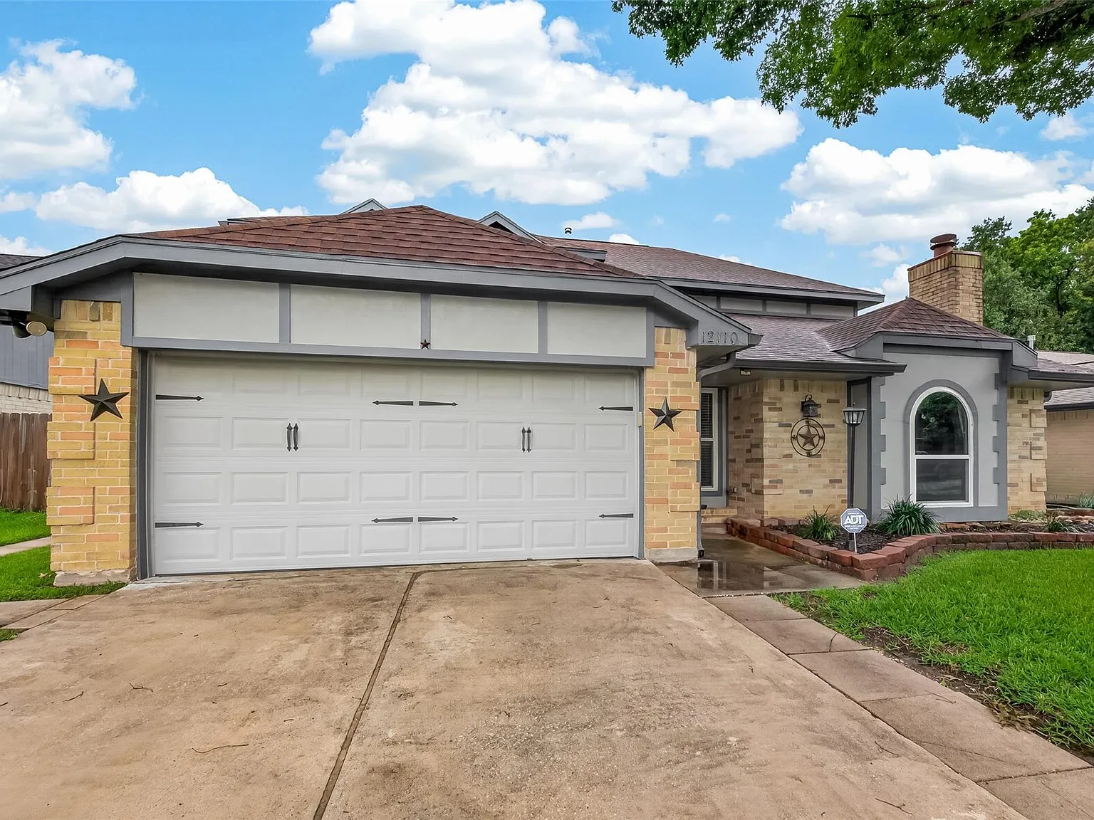 4 bed, 2.5 bath, 2383 sqft, $2,400 — Photo 2