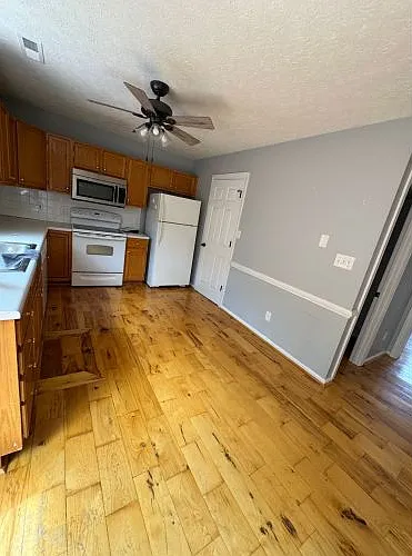 3 bed, 2.5 bath, 1805 sqft, $1,595 — Photo 2