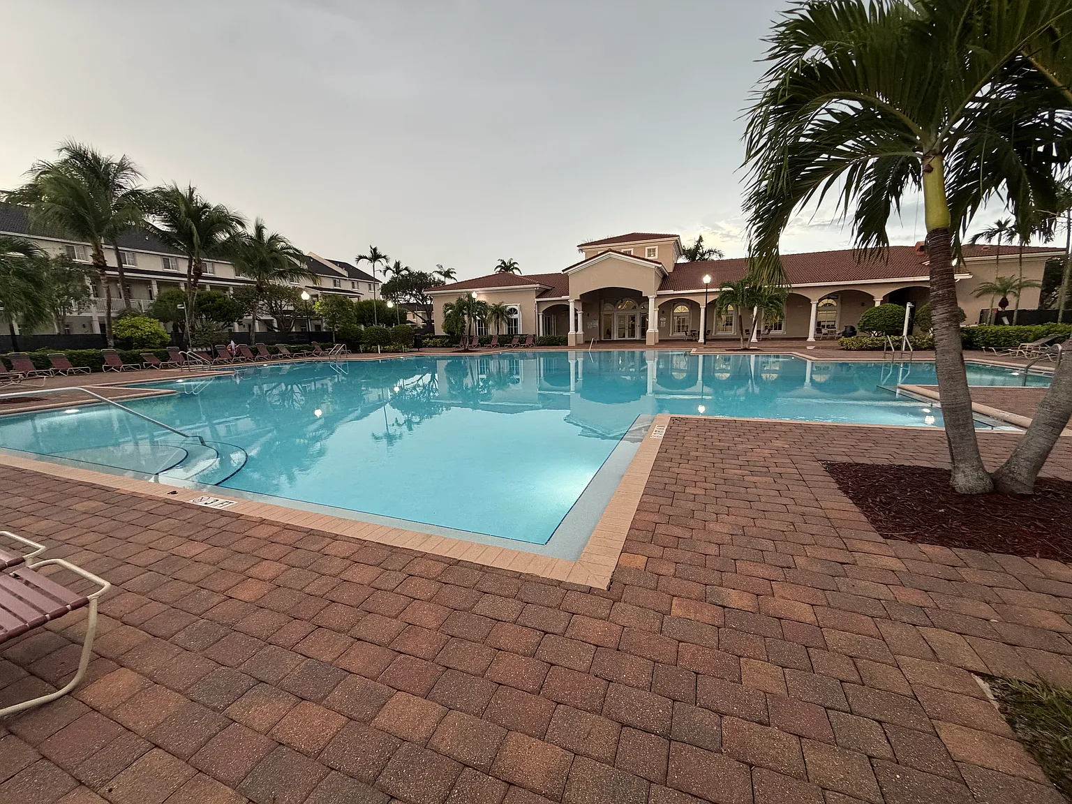 3 bed, 1300 sqft, $2,700 — Photo 2