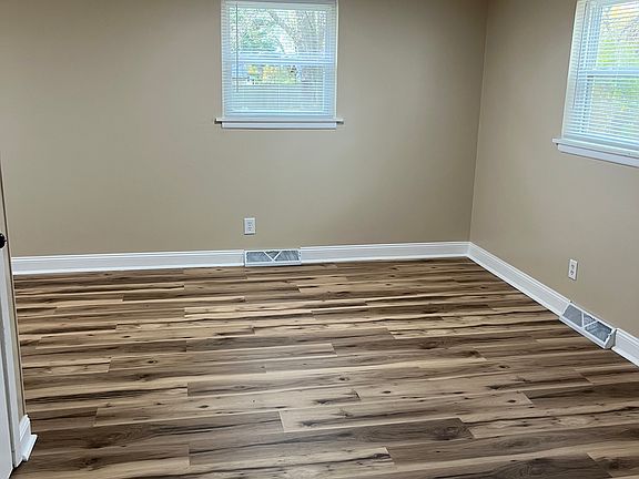 Eat in kitchen dining room