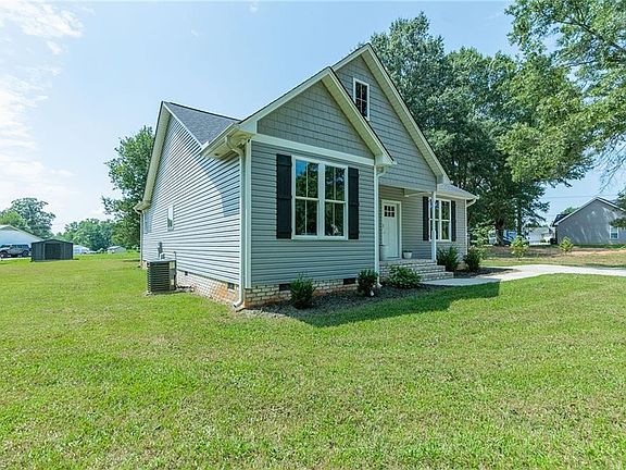 5th image of 1834 Tall Pines Rd