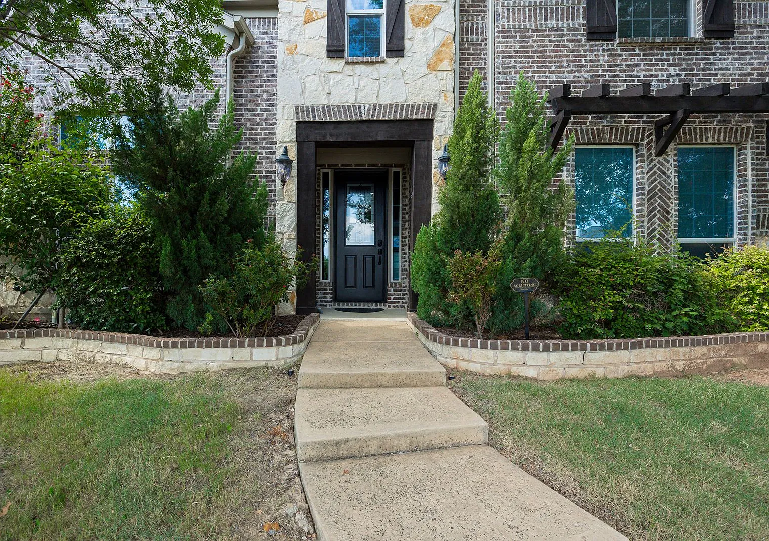 This beautifully maintained 5-bedroom, 4.5-bath home offers a spacious and thoughtfully designed ... — Photo 4
