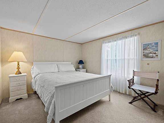 Bedroom 2 w/Queen