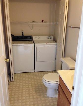 Half Bath with Washer and Dryer_05272016