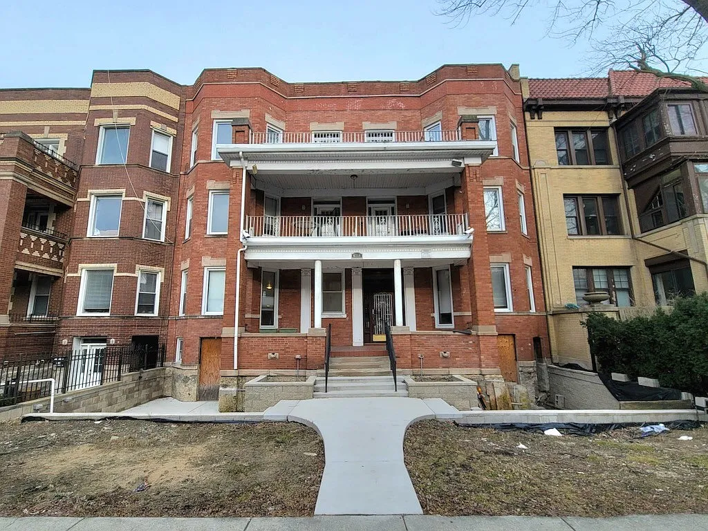 Astounding 4 Bed, 2 Bath at Sheridan + Columbia (Rogers Park) — Photo 1
