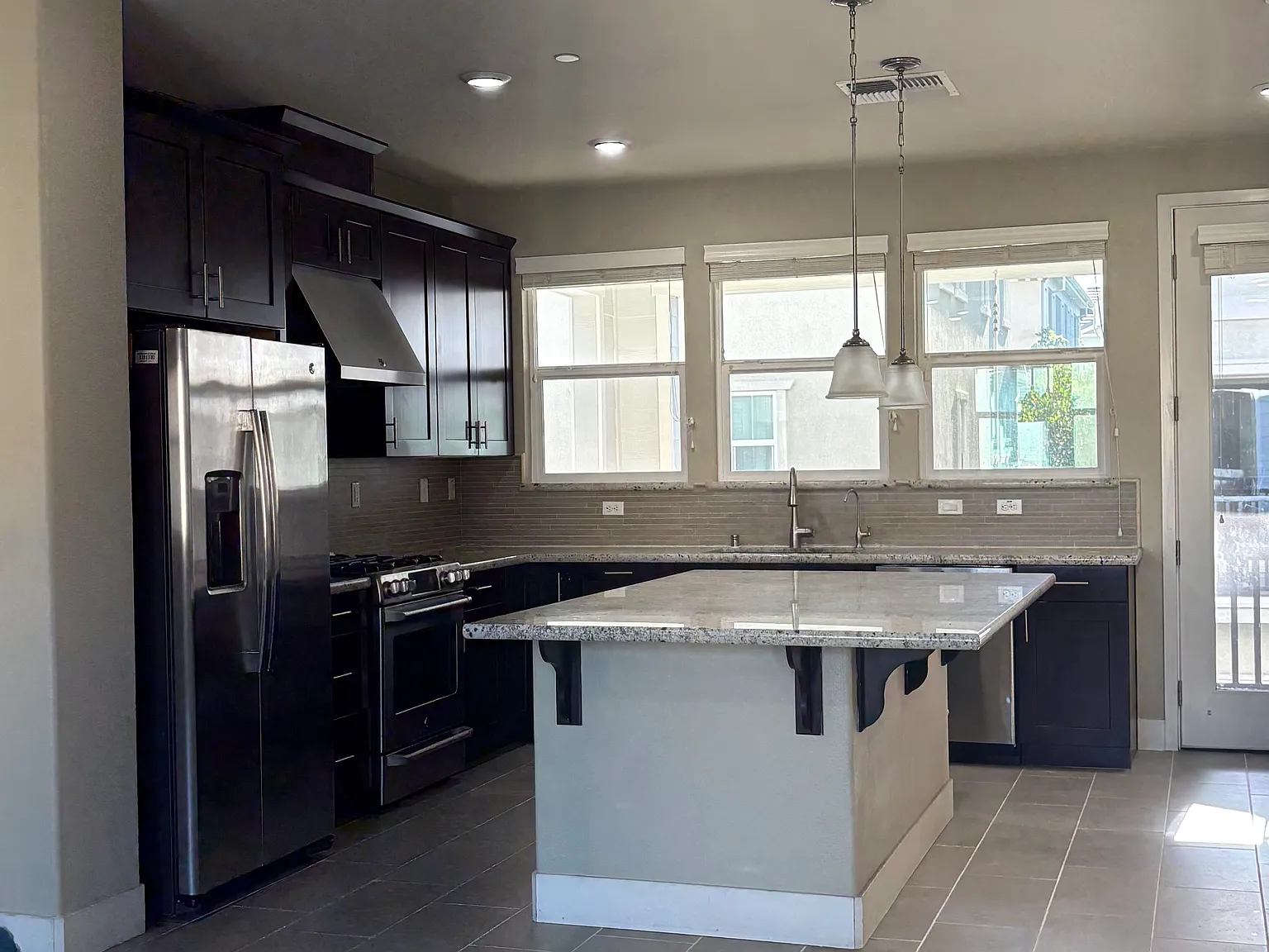 3 bed, 3.5 bath, 2076 sqft, $4,400 — Photo 3