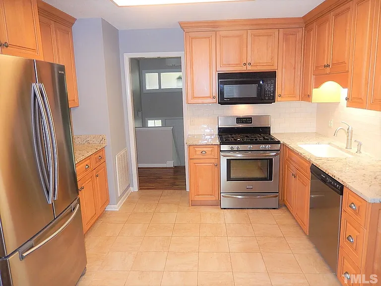 6704 Winding Trl — Photo 10