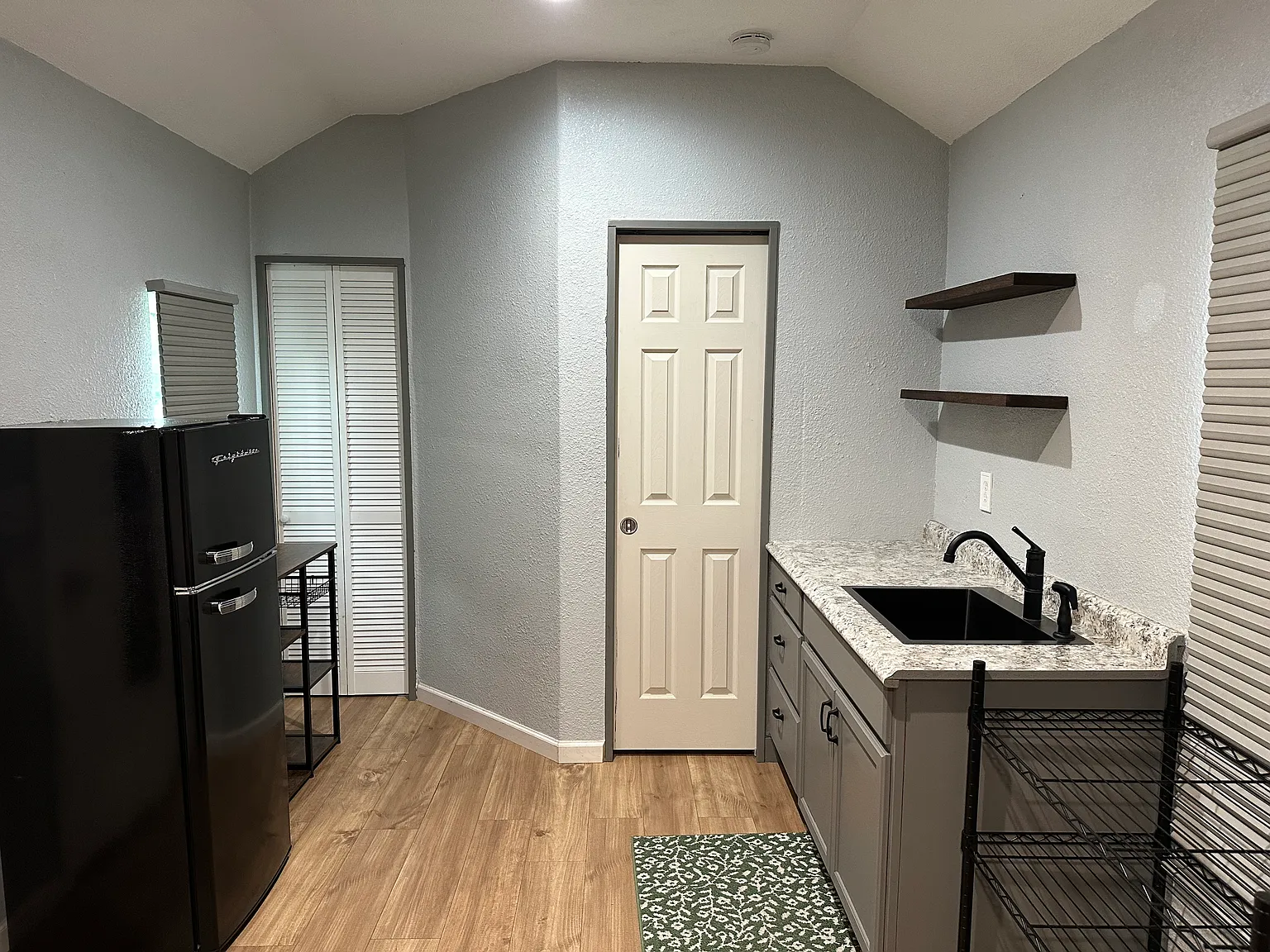 Studio, 240 sqft, $1,000 — Photo 3