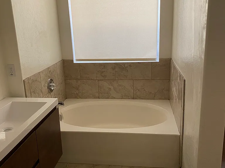1727 E Pontiac Dr — Photo 18