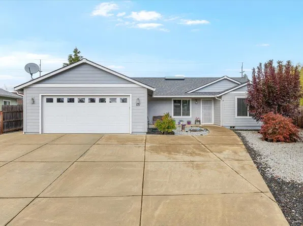 121 Sanger Ln, Cave Junction, OR 97523