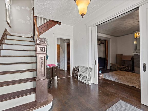 3rd image of 971 Thompson Ave