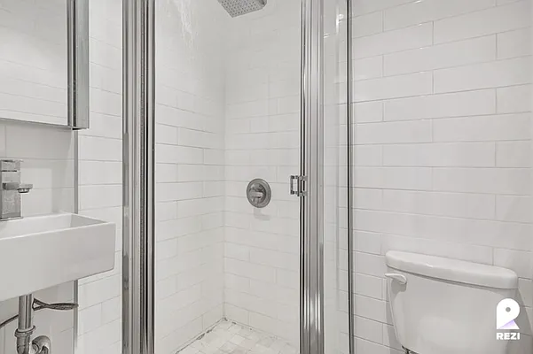 Rented by REZI | media 12