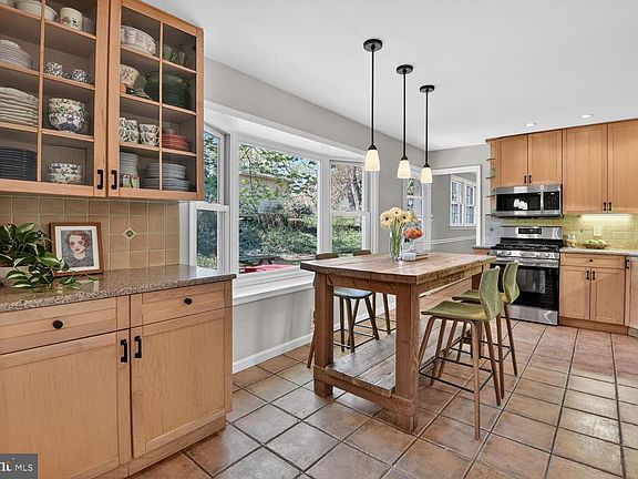 5th image of 7 Greenlane Ct