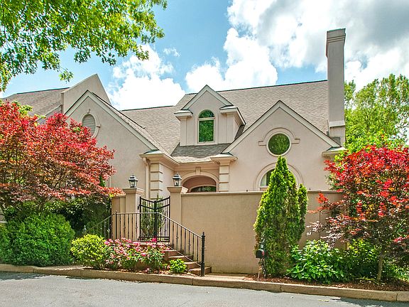Quiet Walkable Neighborhood