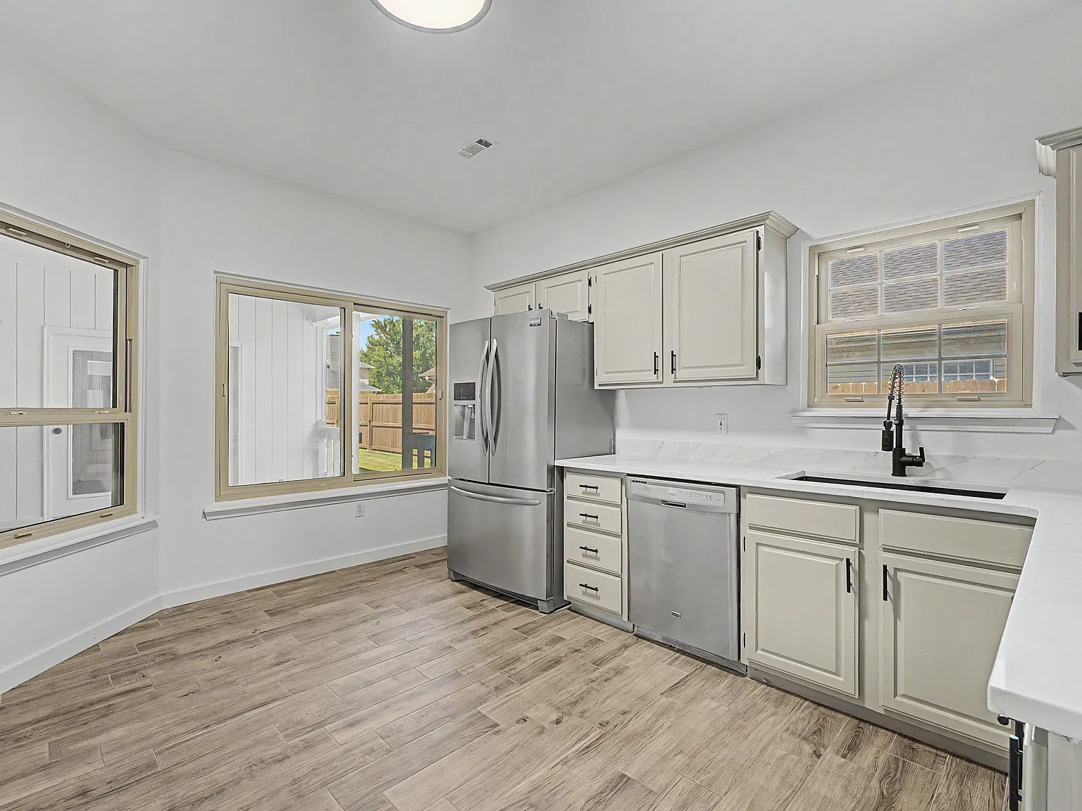 3 bed, 1903 sqft, $2,395 — Photo 2