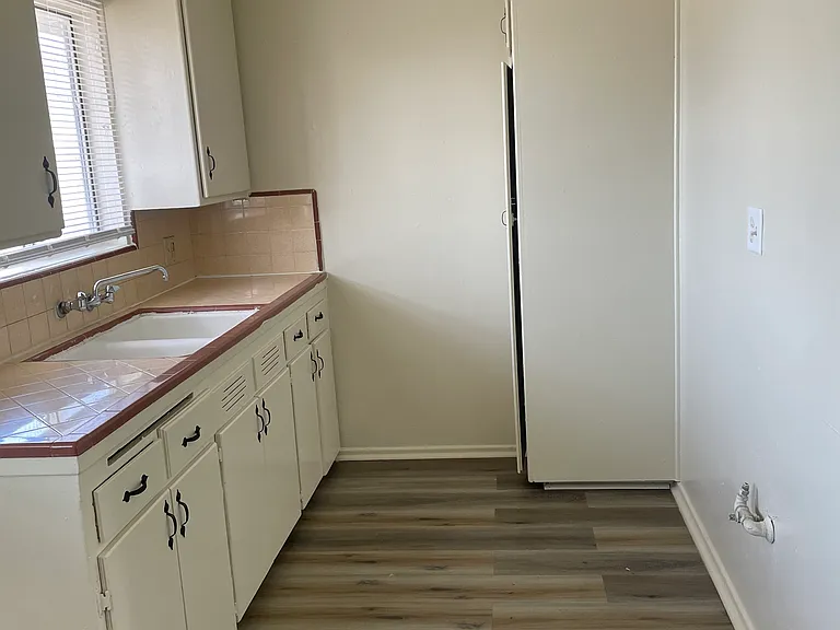 345 W 8th St — Photo 6
