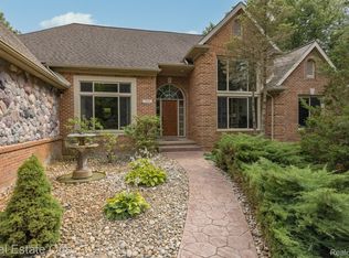 7000 Willowing Oaks Dr, White Lake, MI