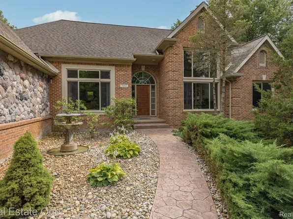 7000 Willowing Oaks Dr, White Lake, MI 48383