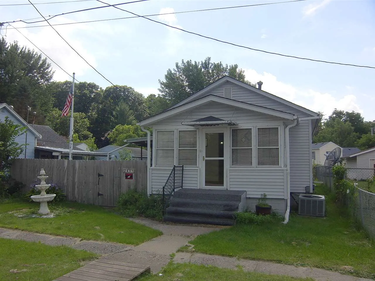 2418 1st St photo 1