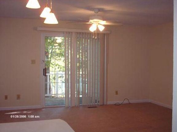 Living room/ dining area