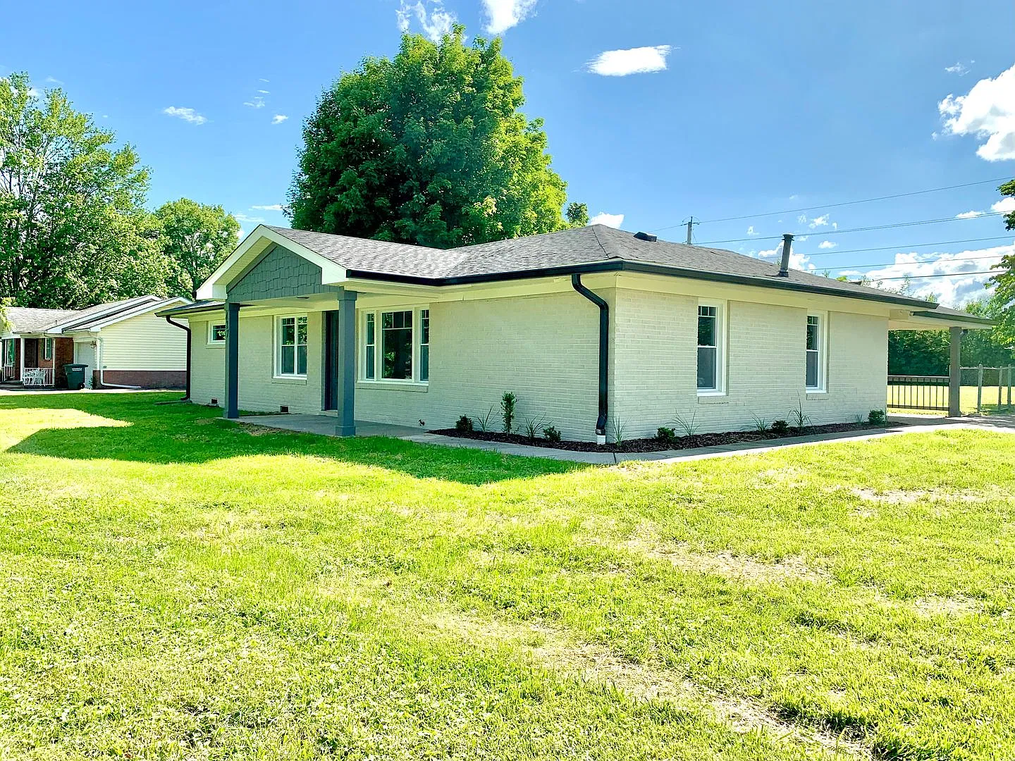 427 Wayne Dr — Photo 2