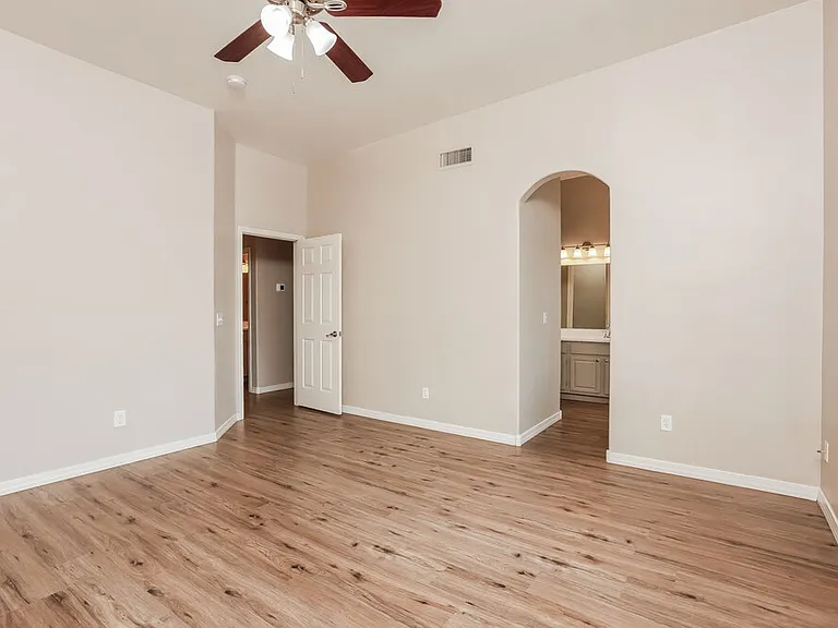 1534 W Churchill Pl — Photo 10