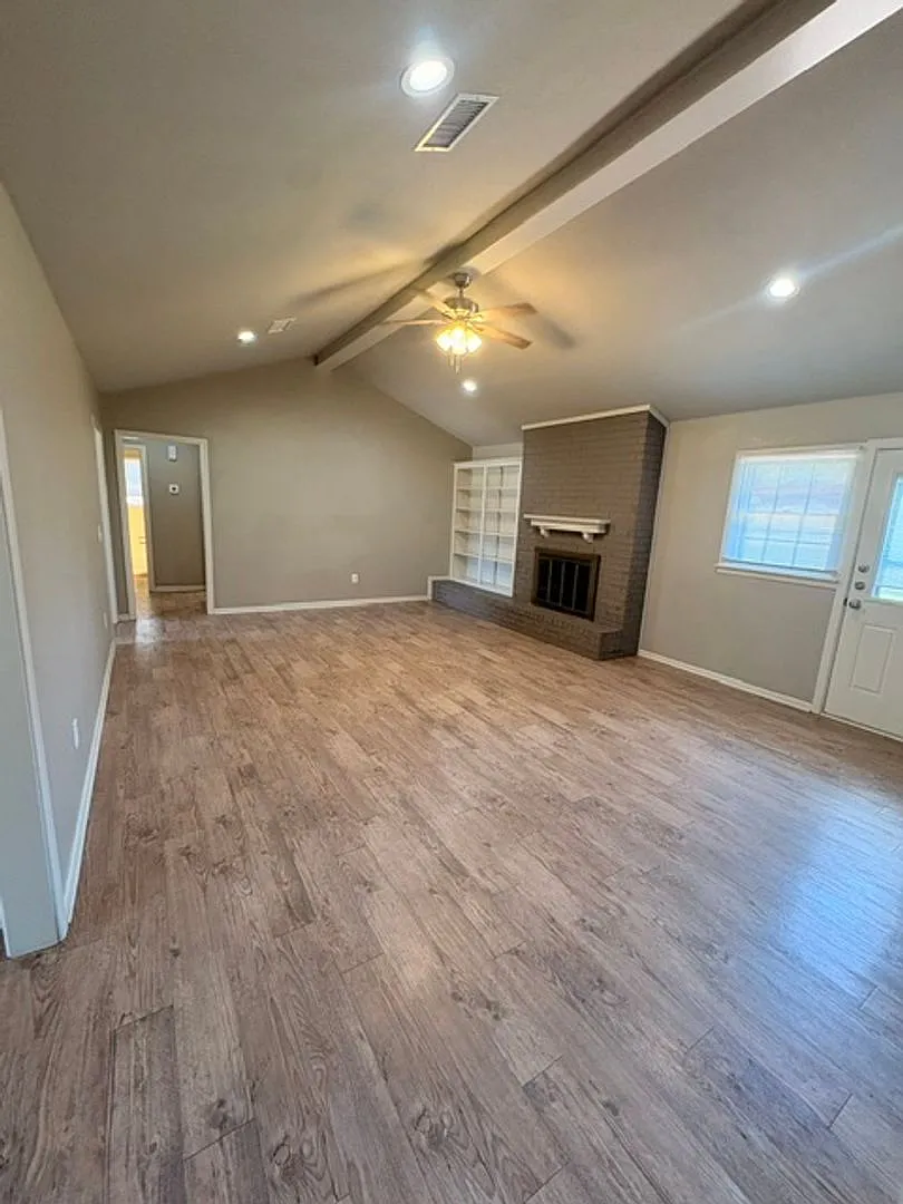Well maintained house in great neighborhood!! Available Now! — Photo 4